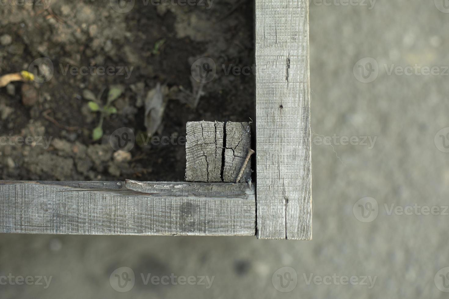 di legno fiore letto. tavole siamo vecchio. dettagli di fiore letto nel città. foto