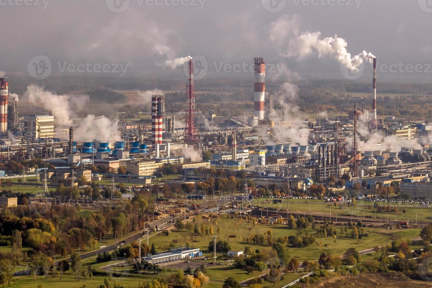 aereo panoramico Visualizza su Fumo di tubi di chimico impresa pianta. industriale paesaggio ambientale inquinamento rifiuto pianta. aria inquinamento concetto. foto
