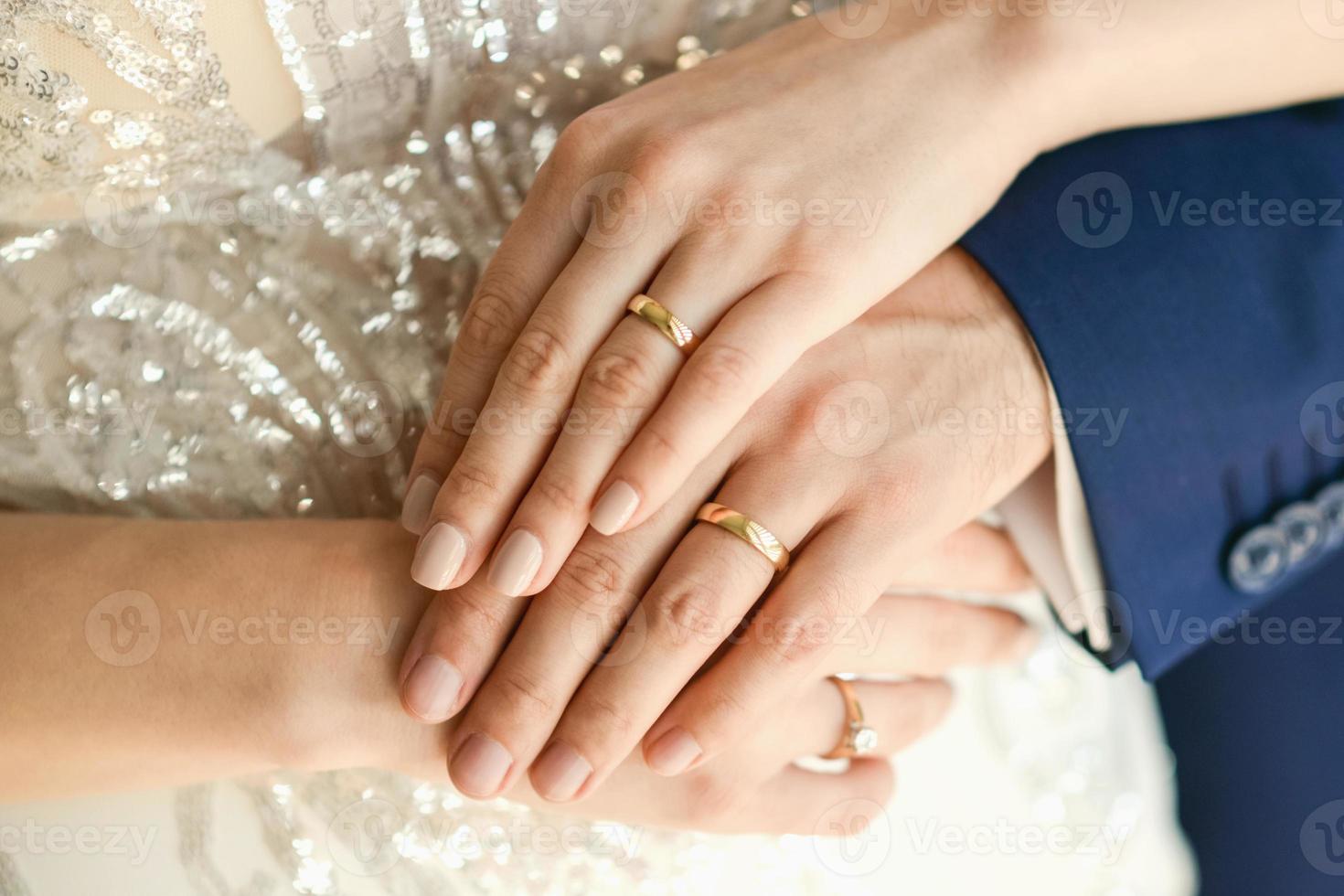 mani di il sposa e sposo foto