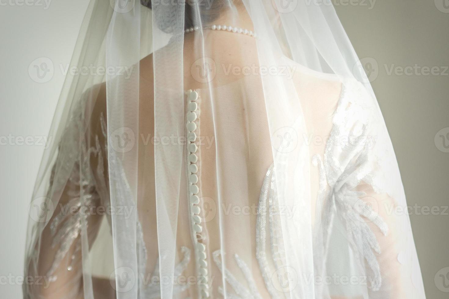 indietro di sposa nel nozze vestito foto