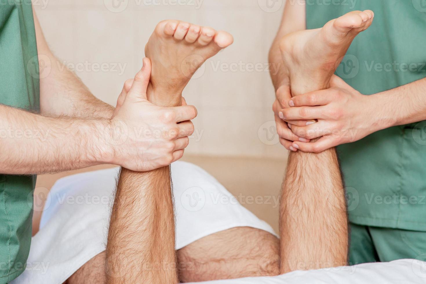 uomo avendo gamba massaggio. foto