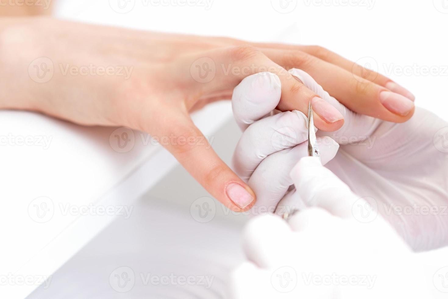 vicino su di manicure utilizzando manicure forbici foto