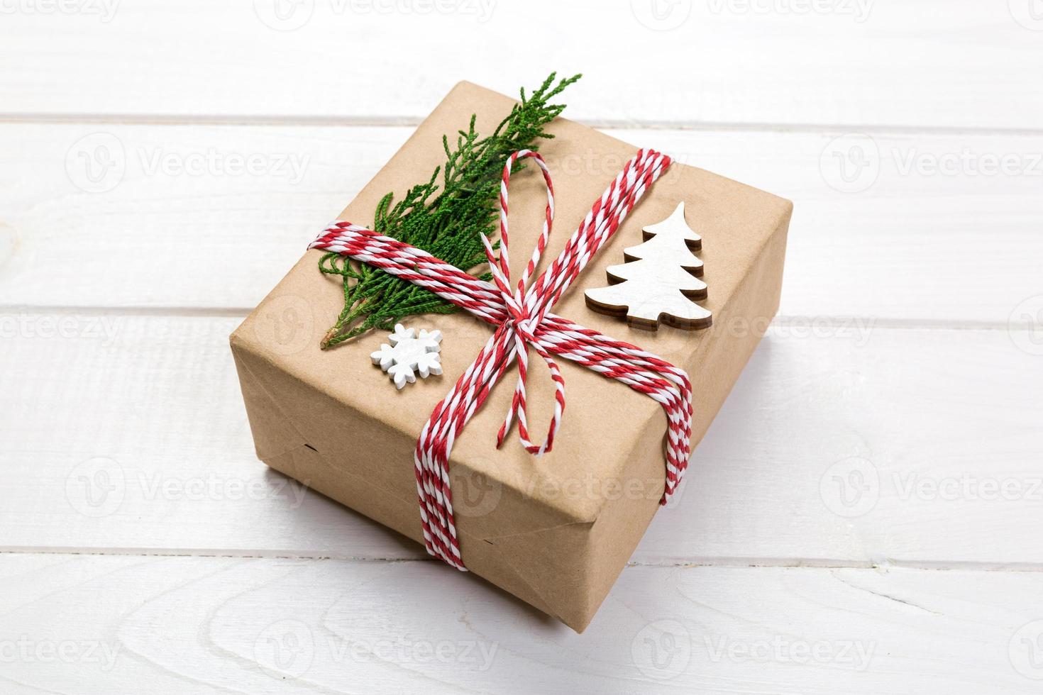 Natale regalo scatola avvolto nel riciclato carta, con nastro superiore Visualizza con copia spazio su rustico sfondo. vacanza concetto foto