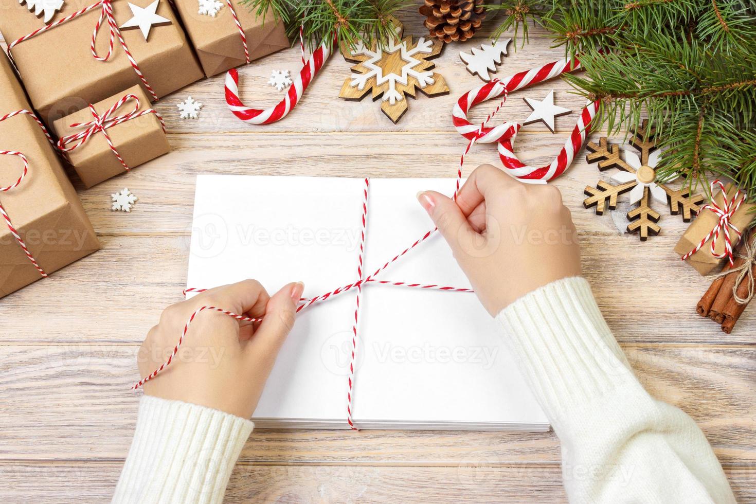 ragazza impacchi Natale lettere nel Busta, bambini Santa Claus lettera nel Busta, Natale sfondo foto