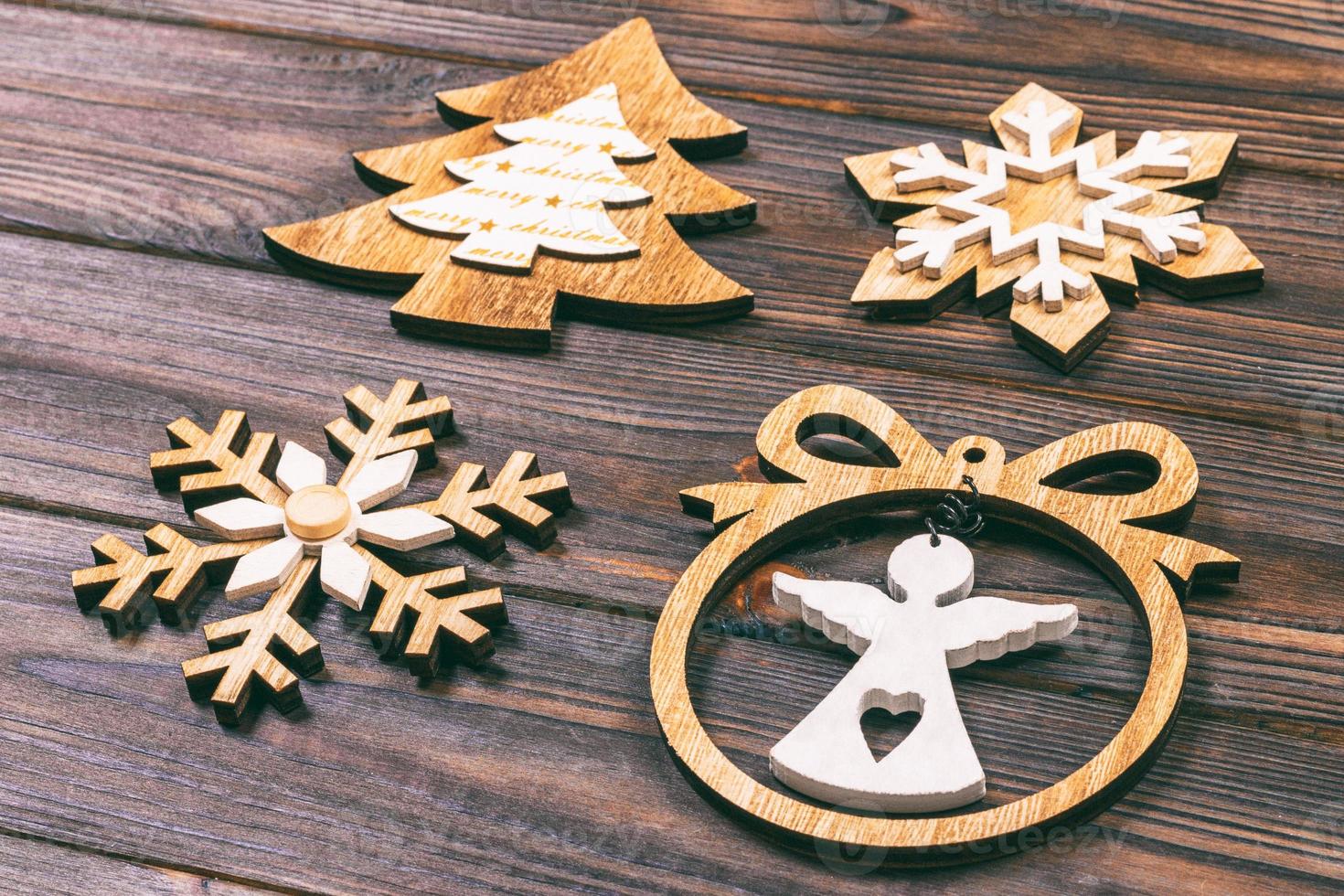 Natale fiocchi di neve, Natale albero e angelo nel un' telaio su un' di legno sfondo. nuovo anno di legno decorazioni. tonica foto
