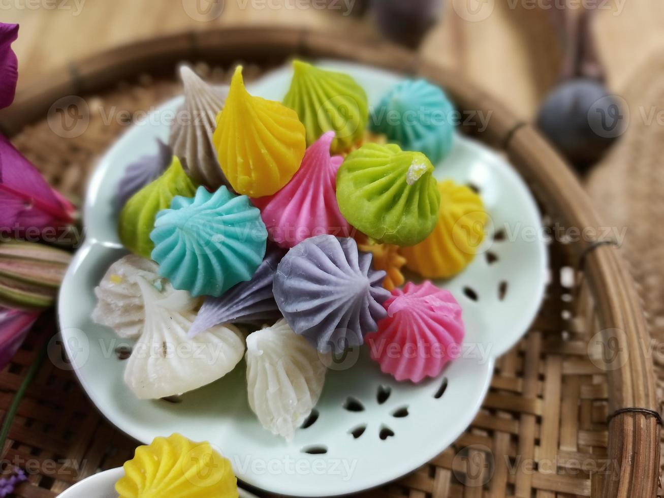 un' impostato di tailandese dolci chiamato alua impostato su bambù cestino. un' varietà di colori sicuro senza sostanze chimiche fatto a partire dal naturale frutta e verdure. foto