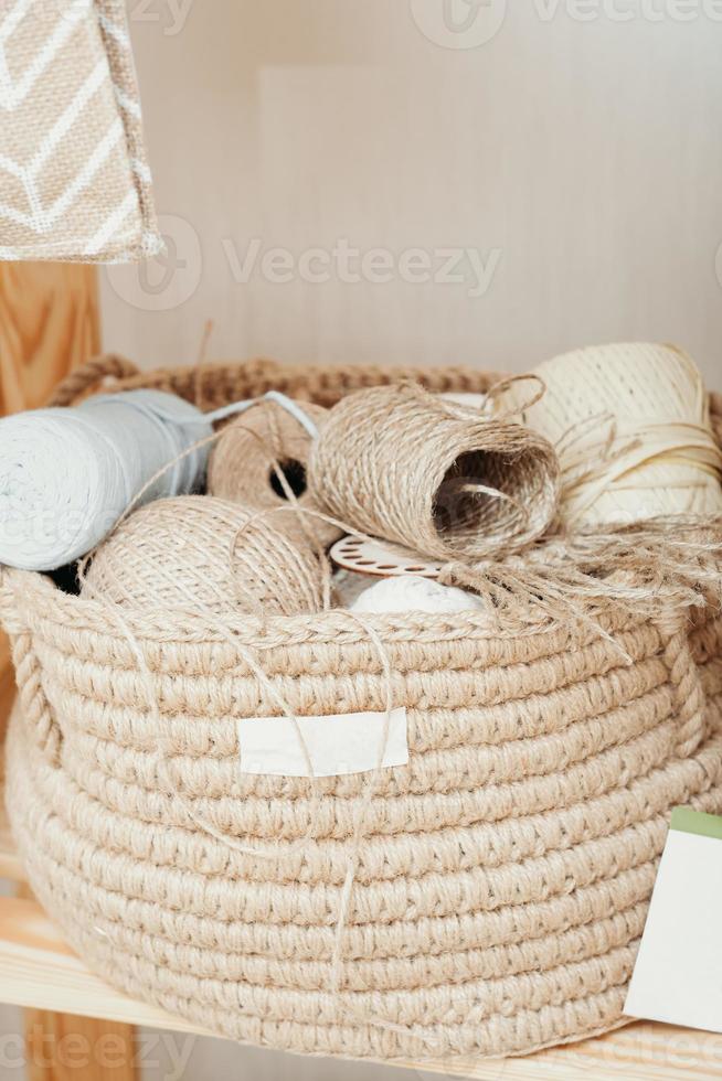 iuta e cotone matasse e palle, eco a maglia cestino con maglieria Accessori. naturale filo per casa arredamento maglieria. foto