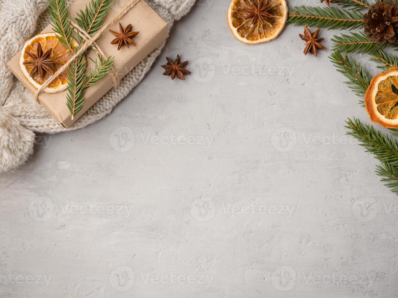 inverno caldo cioccolato bevanda nel un' tazza su un' grigio calcestruzzo sfondo mandarini festivo decorazioni copia spazio foto