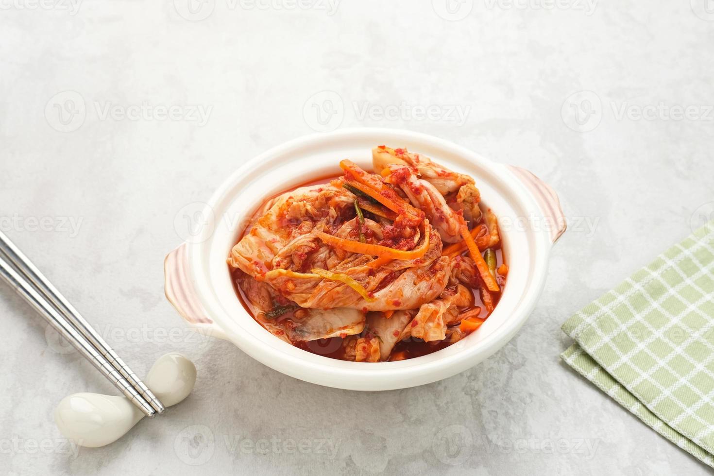 kimchi o Kimci, un' tradizionale coreano cibo, sottaceto fermentato verdure con un' speziato stagionatura foto