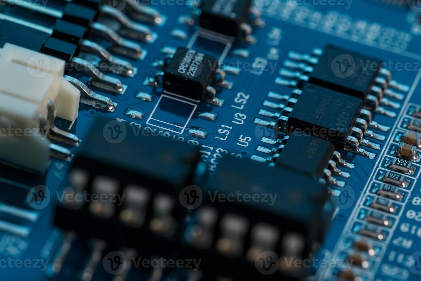 elettronico circuito tavola vicino su. processore, patatine fritte e condensatori. foto