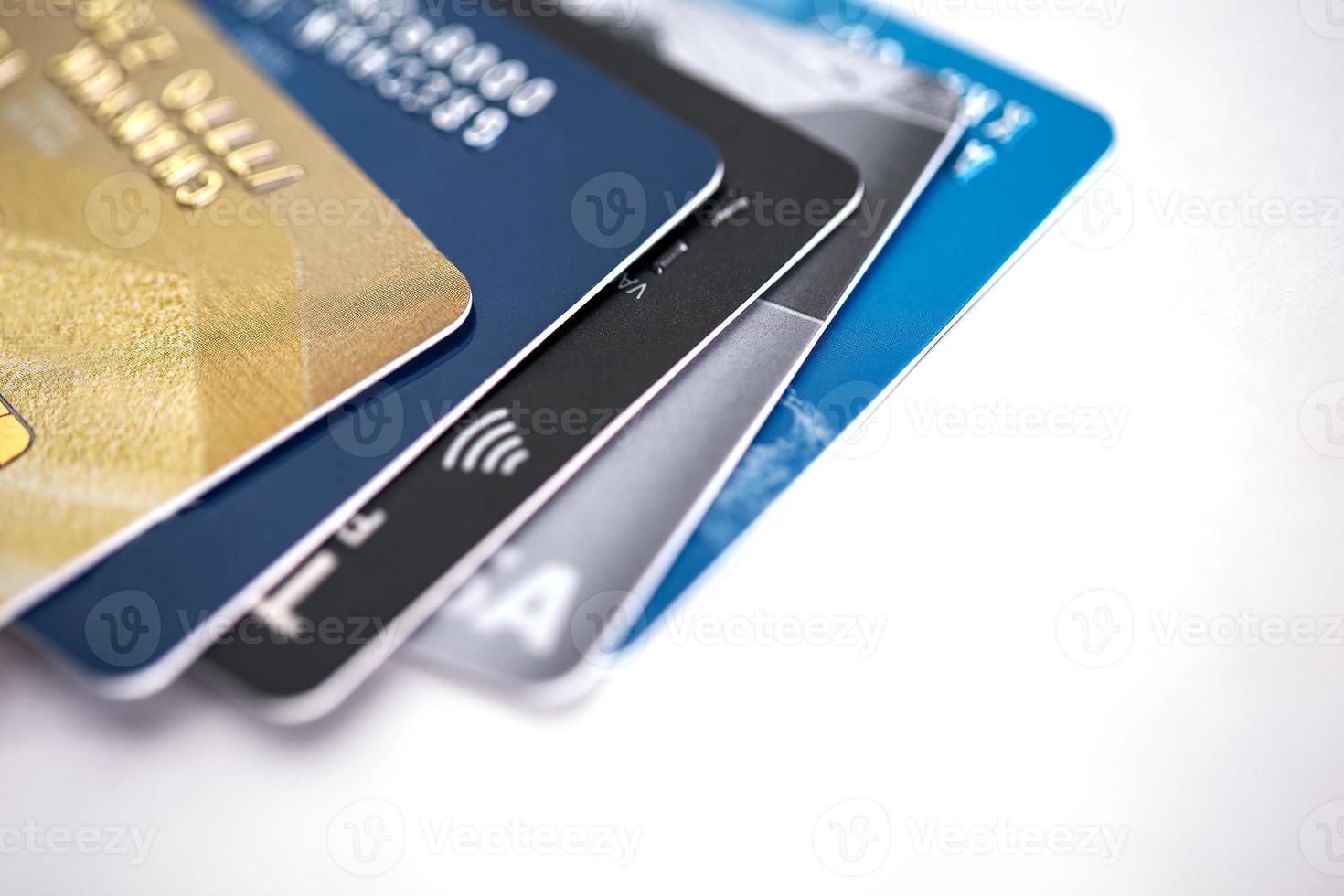 credito carta pagamento con vicino su tiro isolato su bianca sfondo, selettivo messa a fuoco. foto