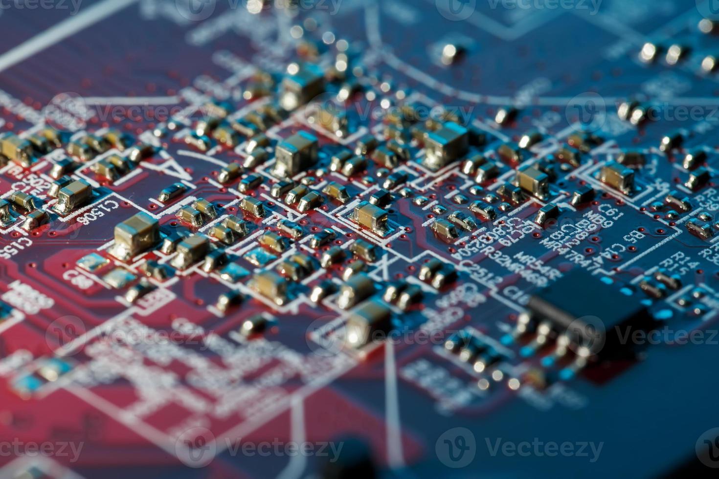 elettronico circuito tavola vicino su. processore, patatine fritte e condensatori. foto