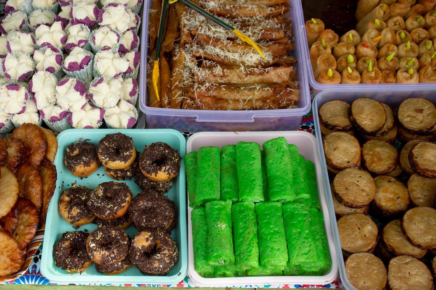 tradizionale indonesiano torte venduto di strada fornitori, linggang bigung, ovest kutai, est Kalimatan, Indonesia foto