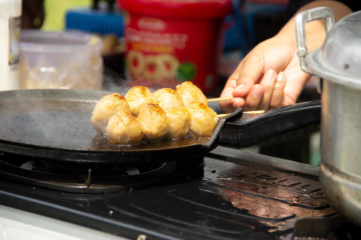 fritte Polpette, grigliato Polpette, fritte salsicce venduto di strada fornitori foto