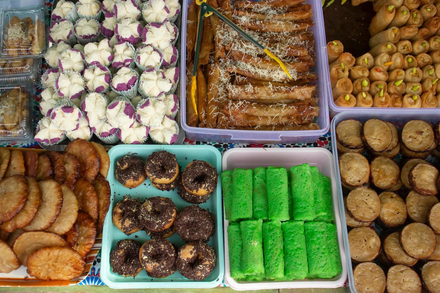 tradizionale indonesiano torte venduto di strada fornitori, linggang bigung, ovest kutai, est Kalimatan, Indonesia foto