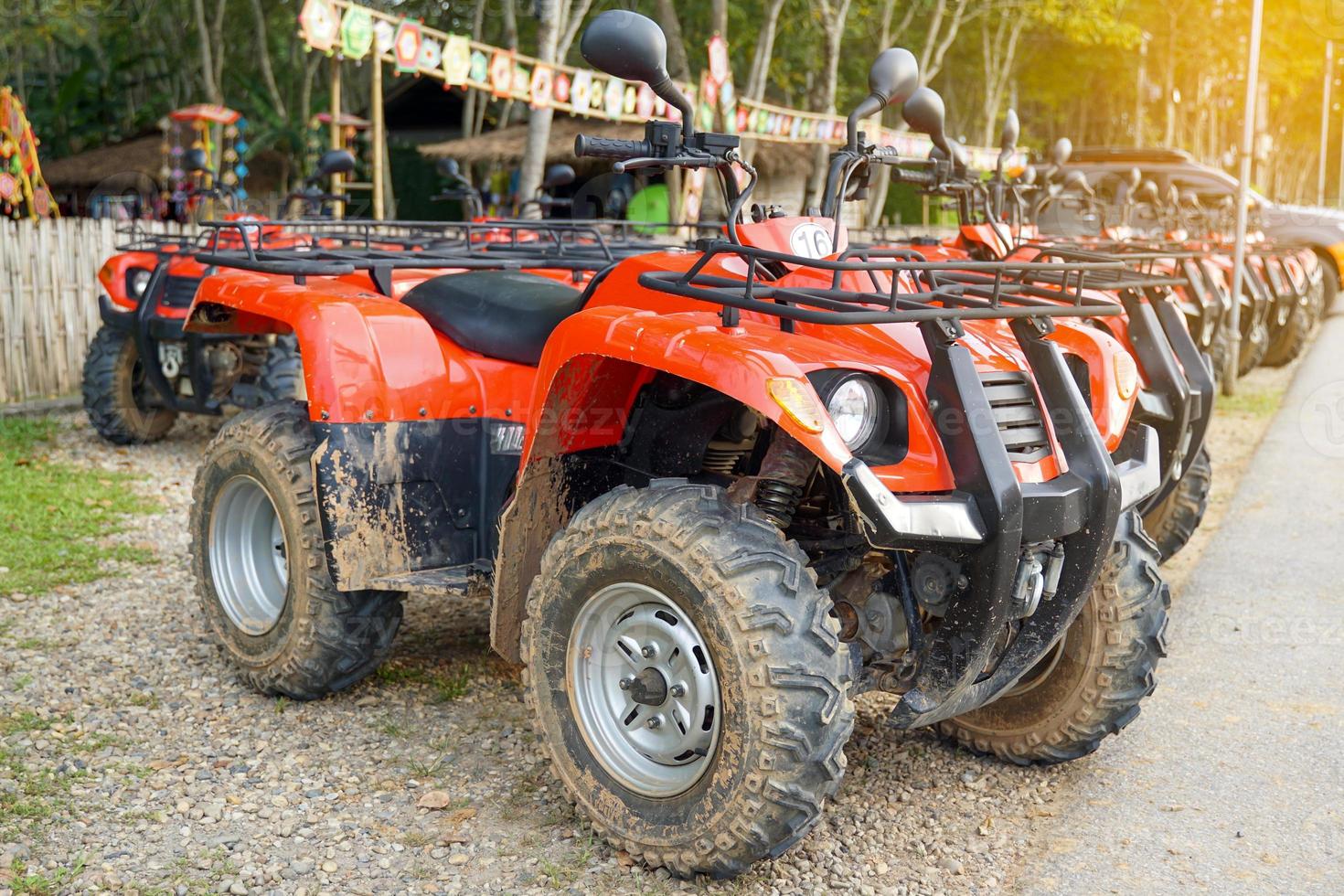 atv è un' veicolo quello può partire ovunque. esso è un' auto con un' motociclo progettato per essere piccolo. e ha quattro ruote per fuori strada uso. morbido e selettivo messa a fuoco. foto