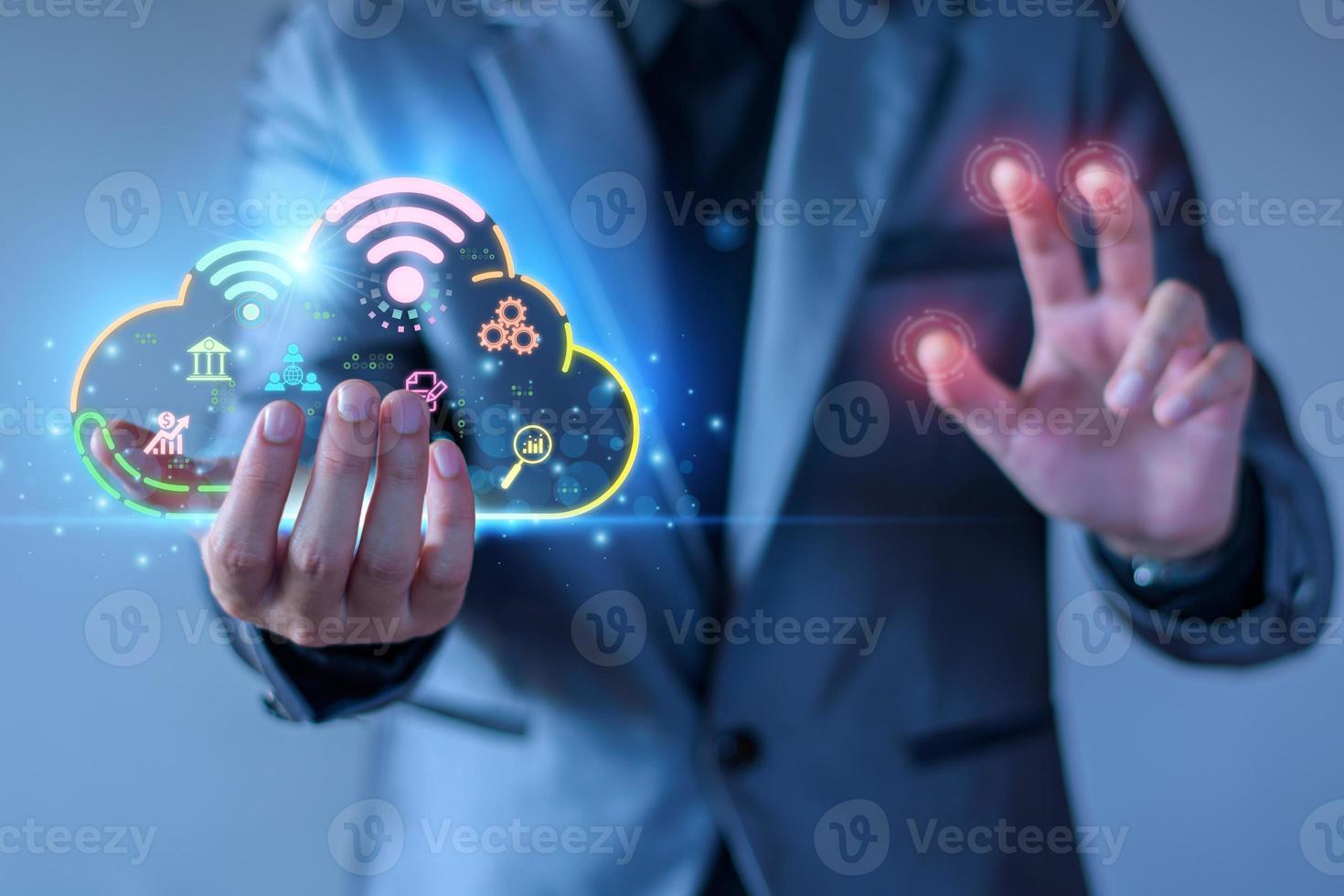 uomo d'affari accesso il nube calcolo tecnologia Internet Conservazione Rete concetto e un' grande Banca dati grande dati attraverso Internet tecnologia. digitale attività commerciale dati, futuro dati Rete gestione. foto