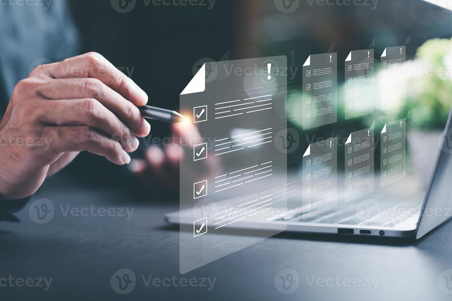 uomo d'affari controllo il passaggi attraverso un' virtuale in linea documento con un' elenco di caselle di controllo concetti di pratiche e politiche, azienda articoli di associazione condizioni e condizioni foto