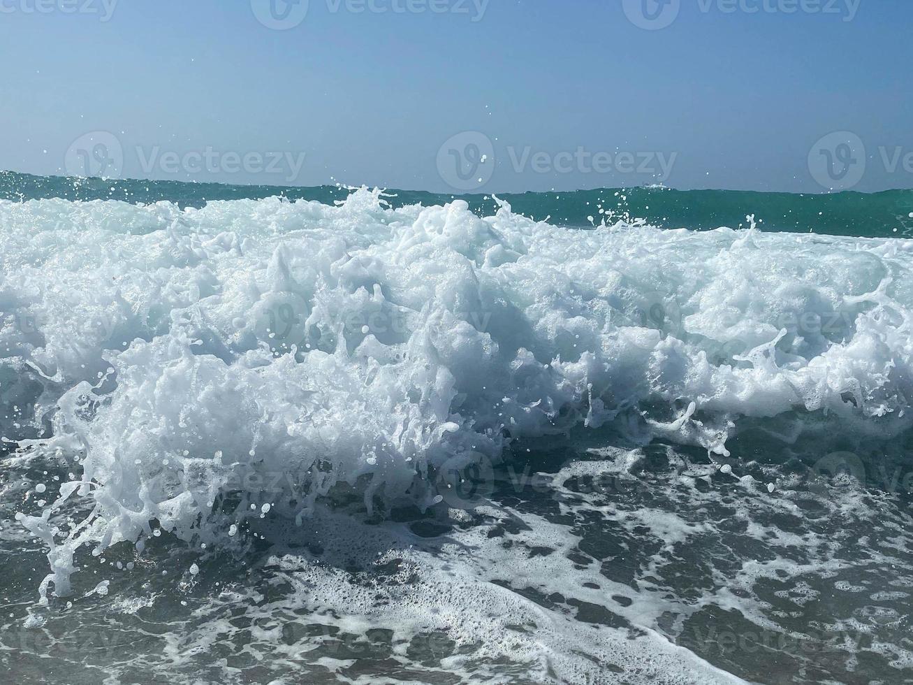 bellissimo mare con onde spruzzi caldo scintillante chiaro blu acqua nel un' caldo tropicale orientale nazione meridionale ricorrere. sfondo, struttura foto