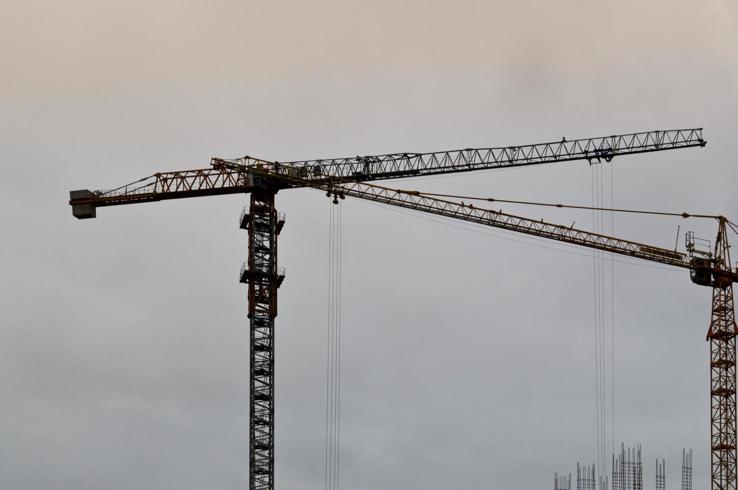 grande potente costruzione carico industriale gru su un' costruzione luogo di nuovo edifici e case contro il cielo foto