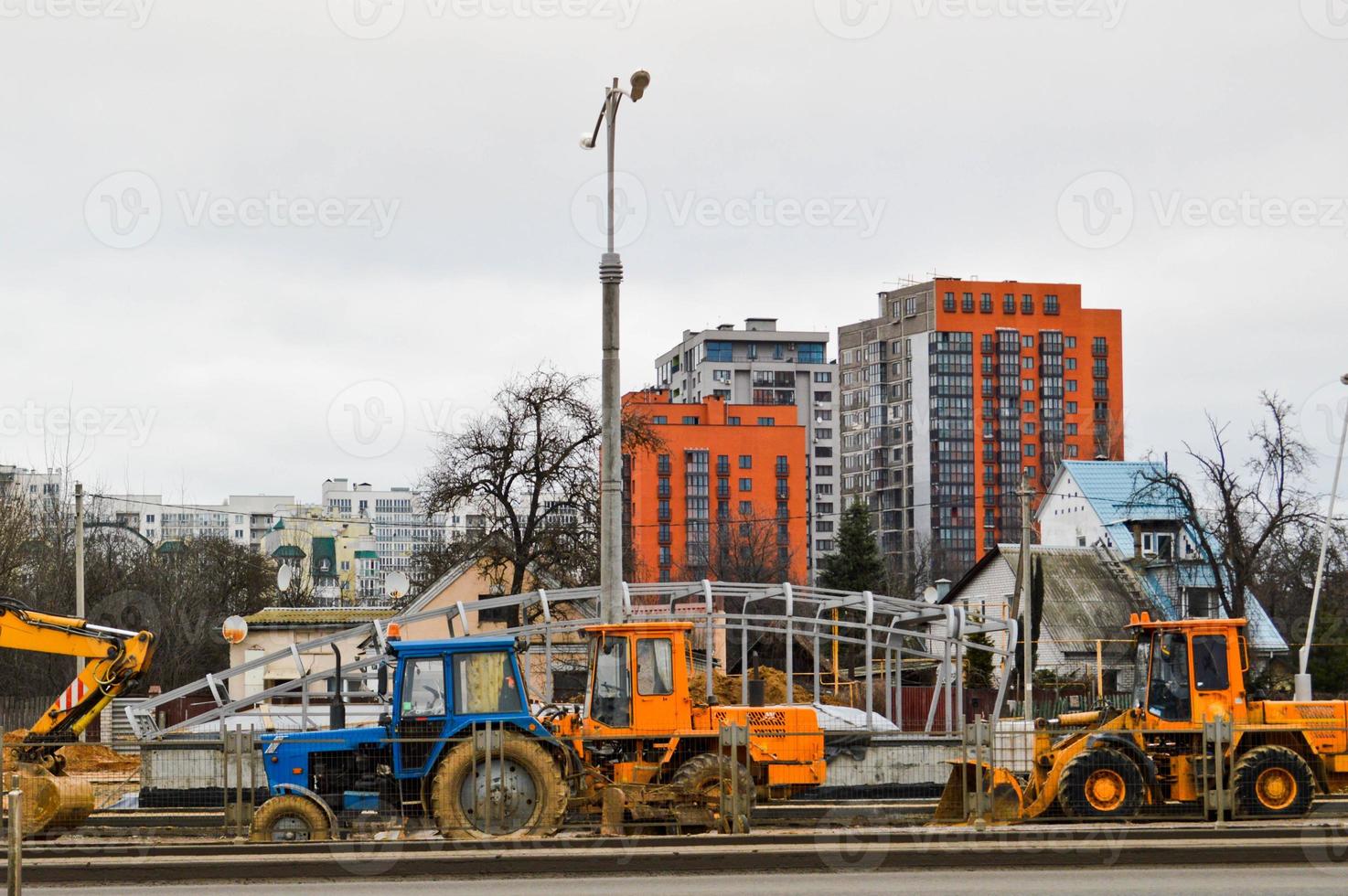 molti potente industriale pesante specializzato costruzione attrezzatura di trattore escavatori e bulldozer rendere strada riparazione durante il costruzione di un' nuovo micro-distretto nel un' grande città foto