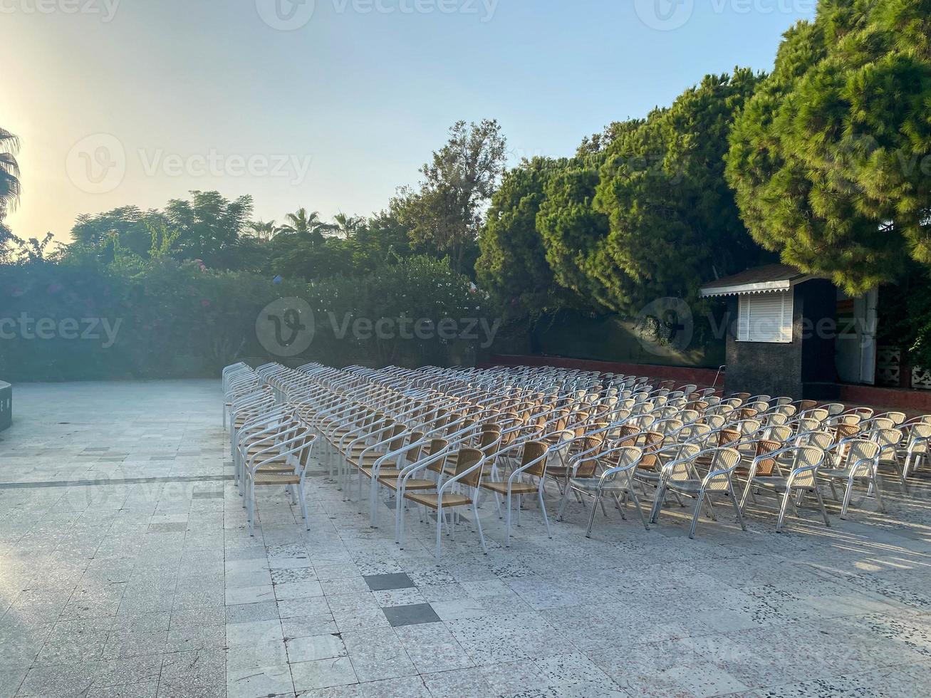 Là siamo molti sedie su il strada per spettacoli e pubblico eventi nel davanti di il aria aperta cinema concerto palcoscenico foto