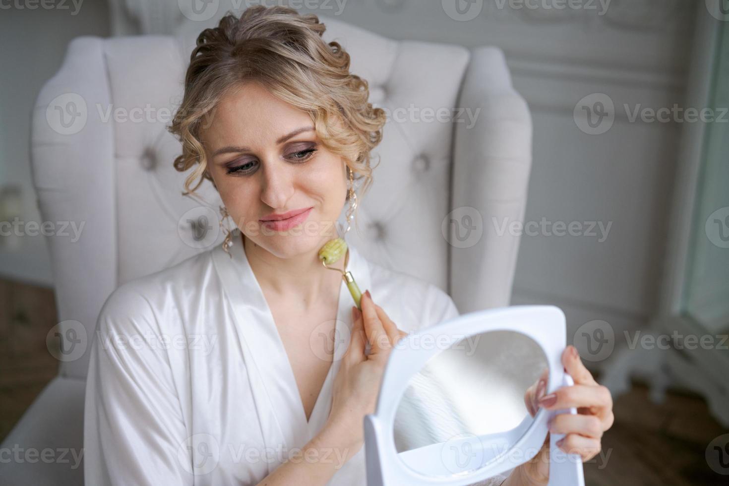 carino caucasico donna è fare un anti rughe facciale massaggio con speciale foto