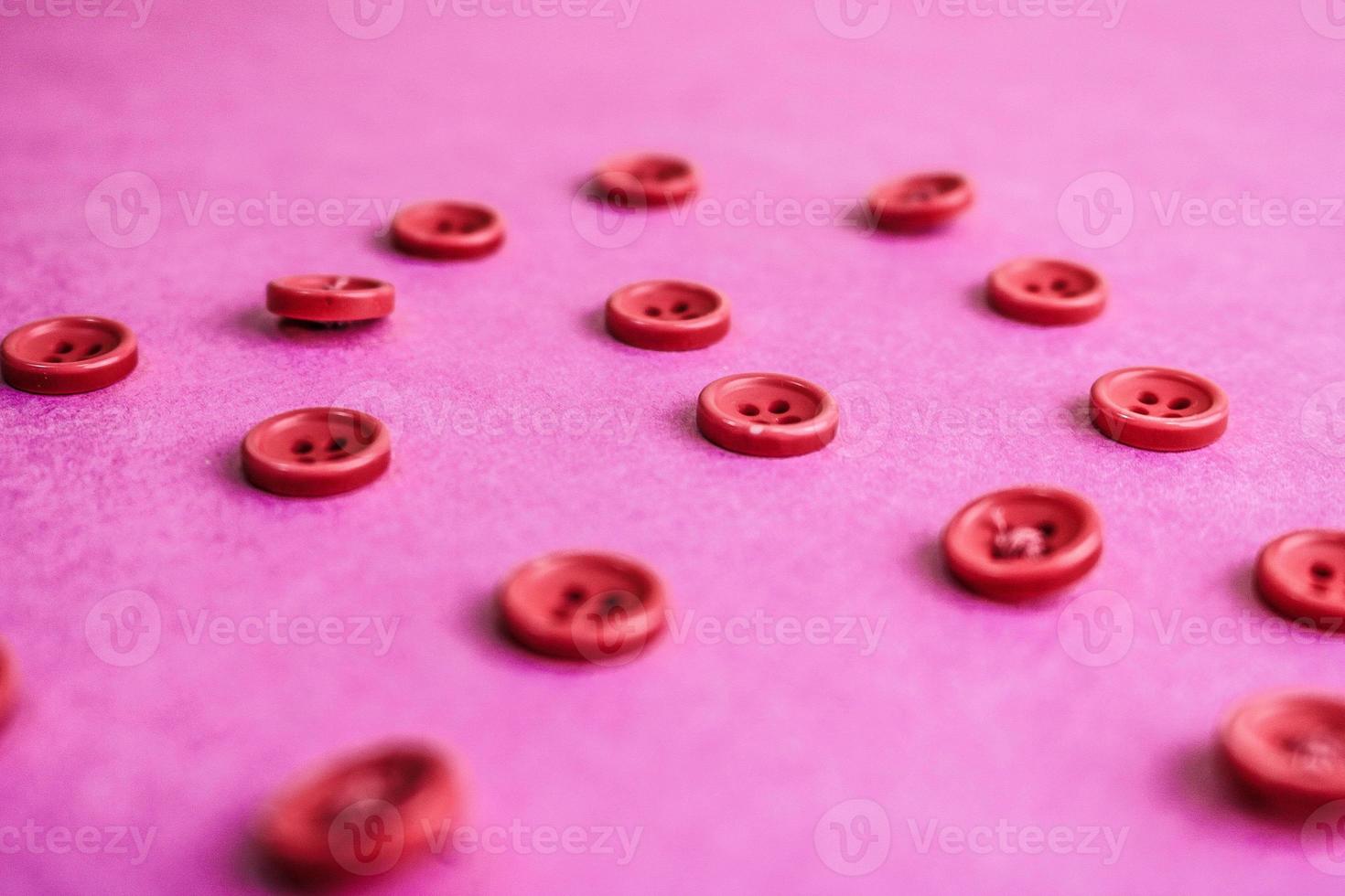 bellissimo struttura con molti il giro rosa pulsanti per cucire, ricamo. copia spazio. piatto posizione. rosa, viola sfondo foto