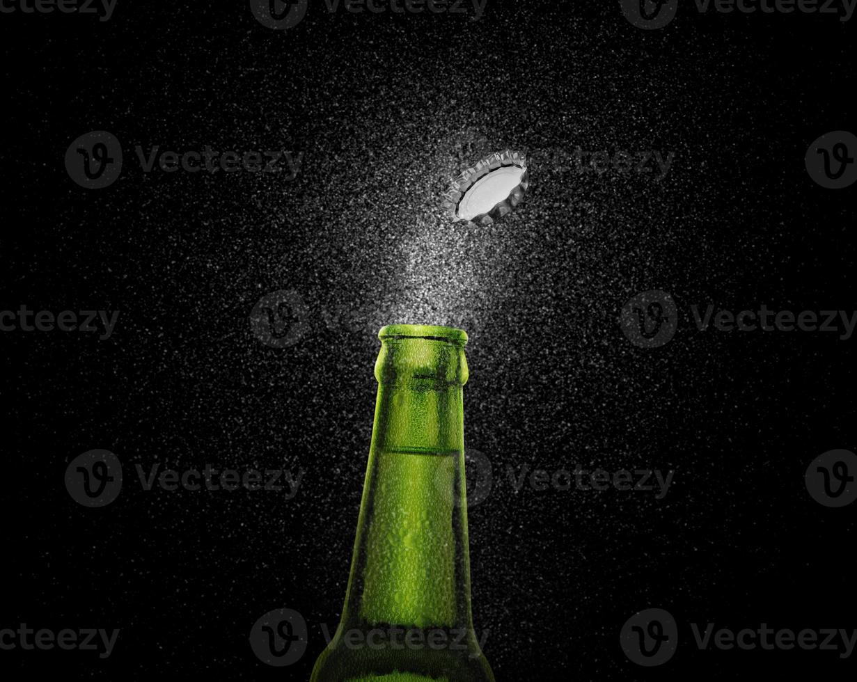 avvicinamento foto di un verde birra bottiglia spruzzi birra gocce su un' nero sfondo. birra berretto volante su superiore di il bottiglia. 3d rendere