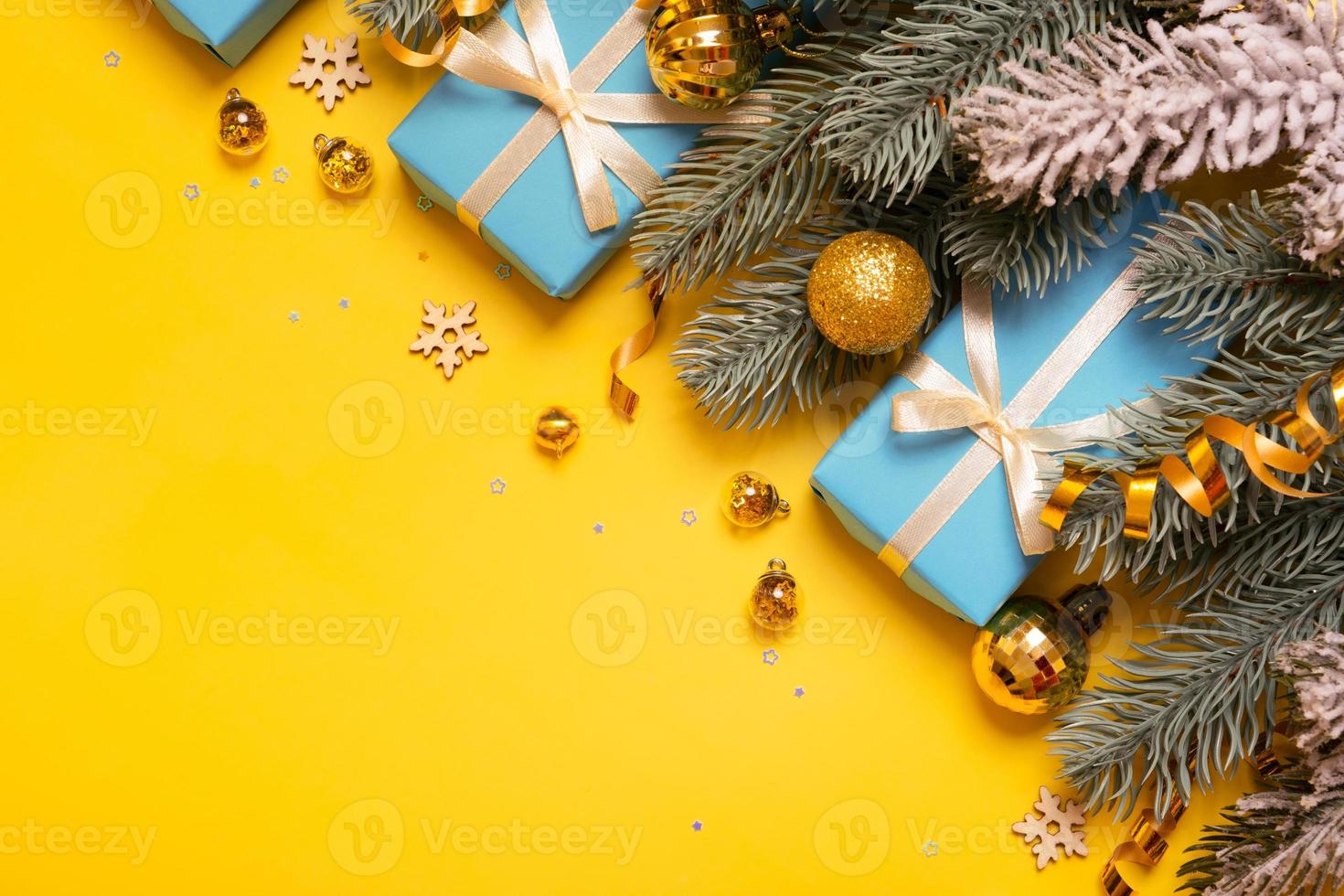 Natale sfondo con pino albero, i regali e festivo decorazioni superiore Visualizza. Natale piatto posizione. copia spazio foto