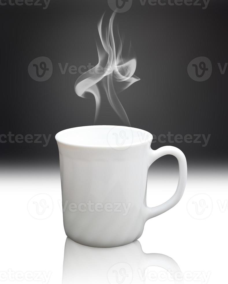 caldo bevanda con bianca tazza foto