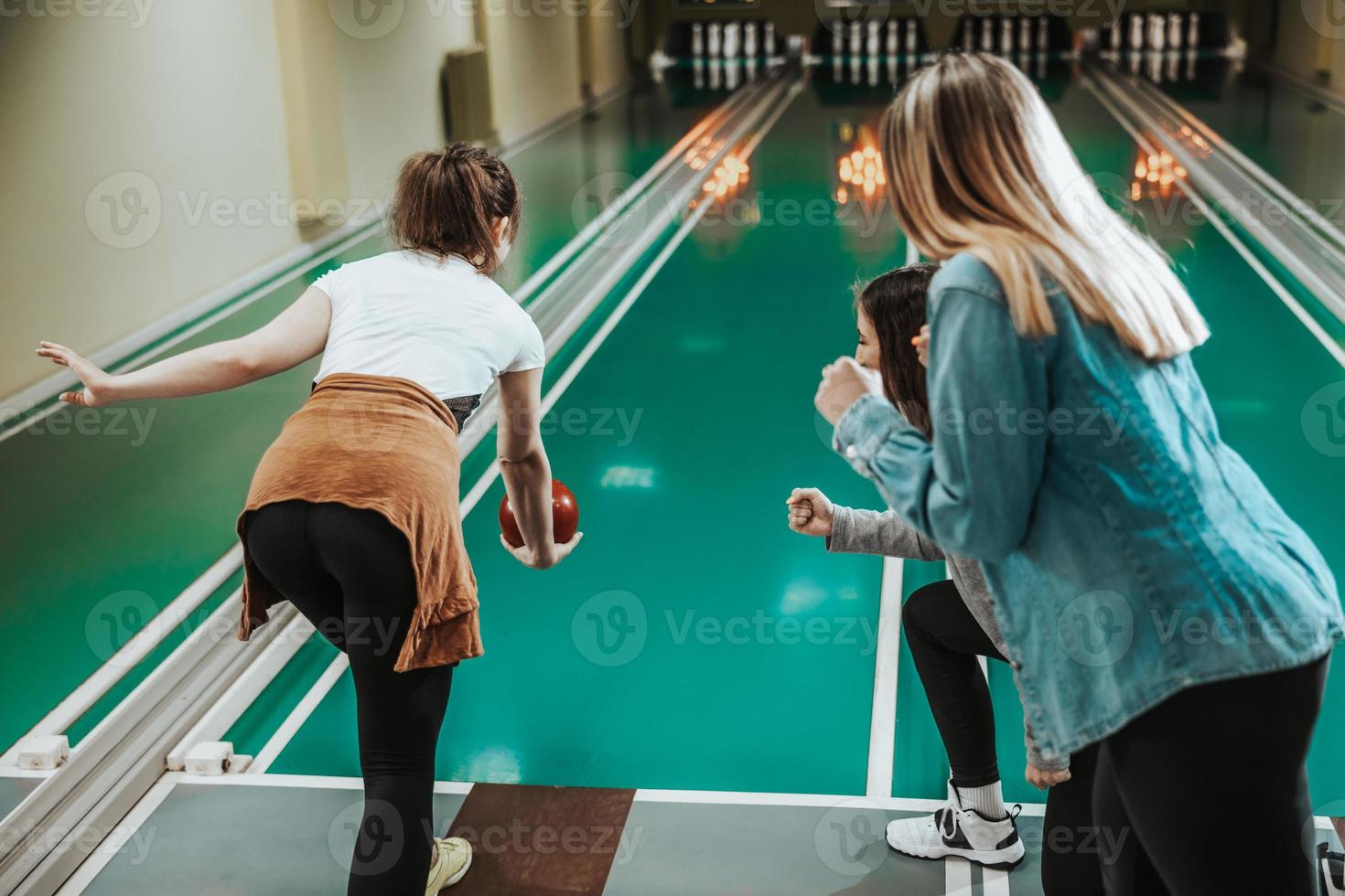 femmina amici bowling insieme foto