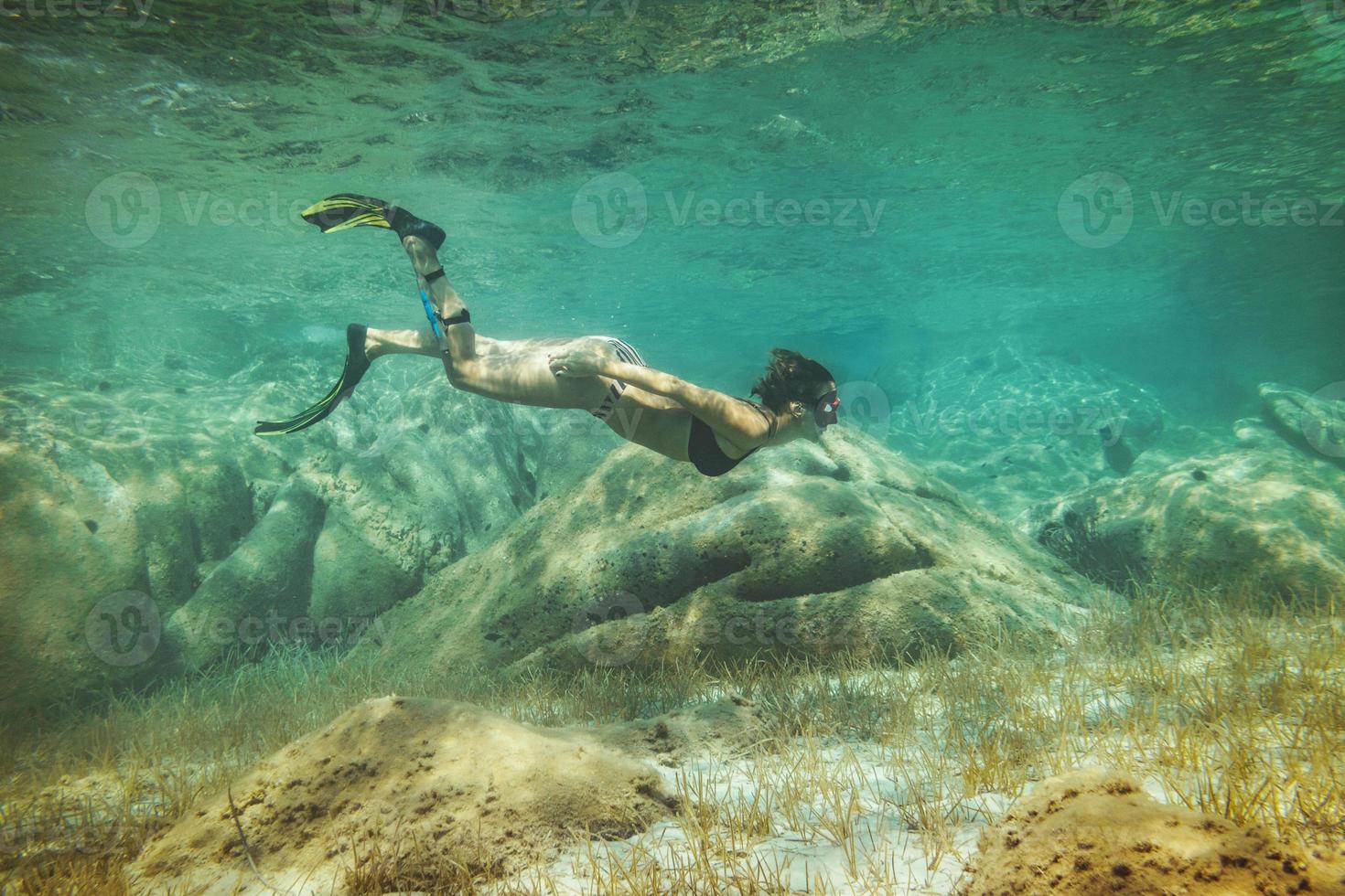 godendo in profondità acqua foto