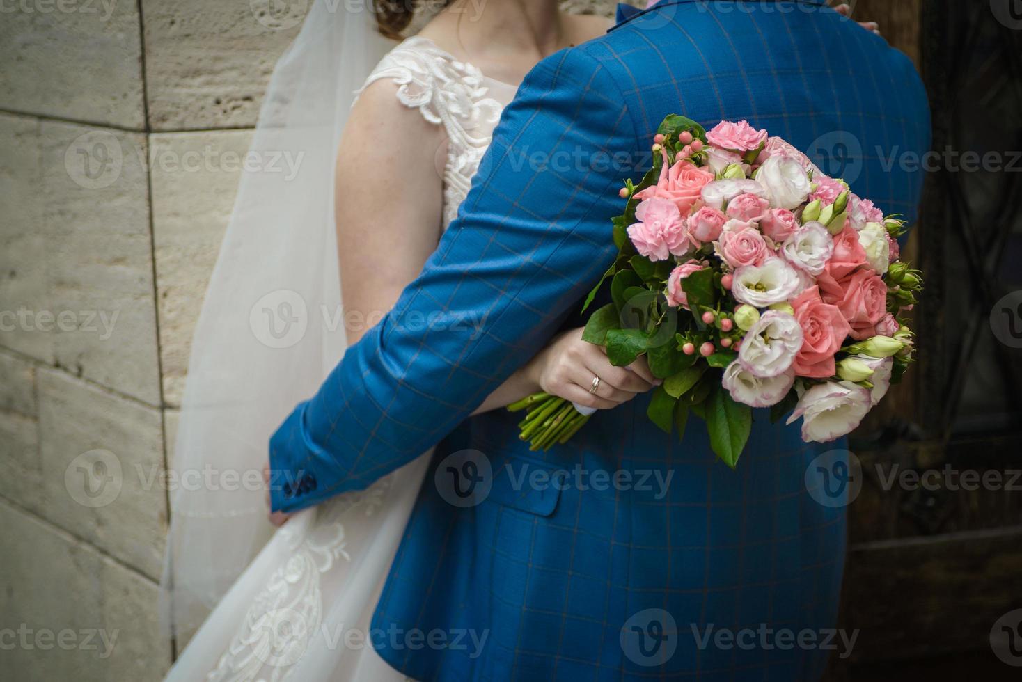 il sposa detiene un' nozze mazzo nel sua mani, nozze giorno fiori. foto