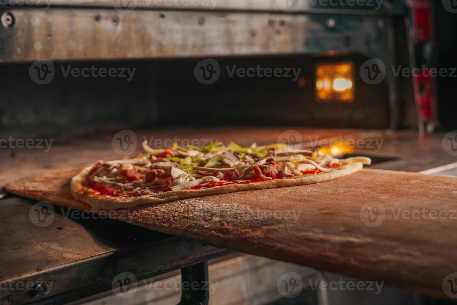 fabbricazione Pizza a Pizza ristorante. legna licenziato tradizionale Pizza forno. fabbricazione Pizza a cucina. fabbricazione classico pietra forno legna da ardere foto