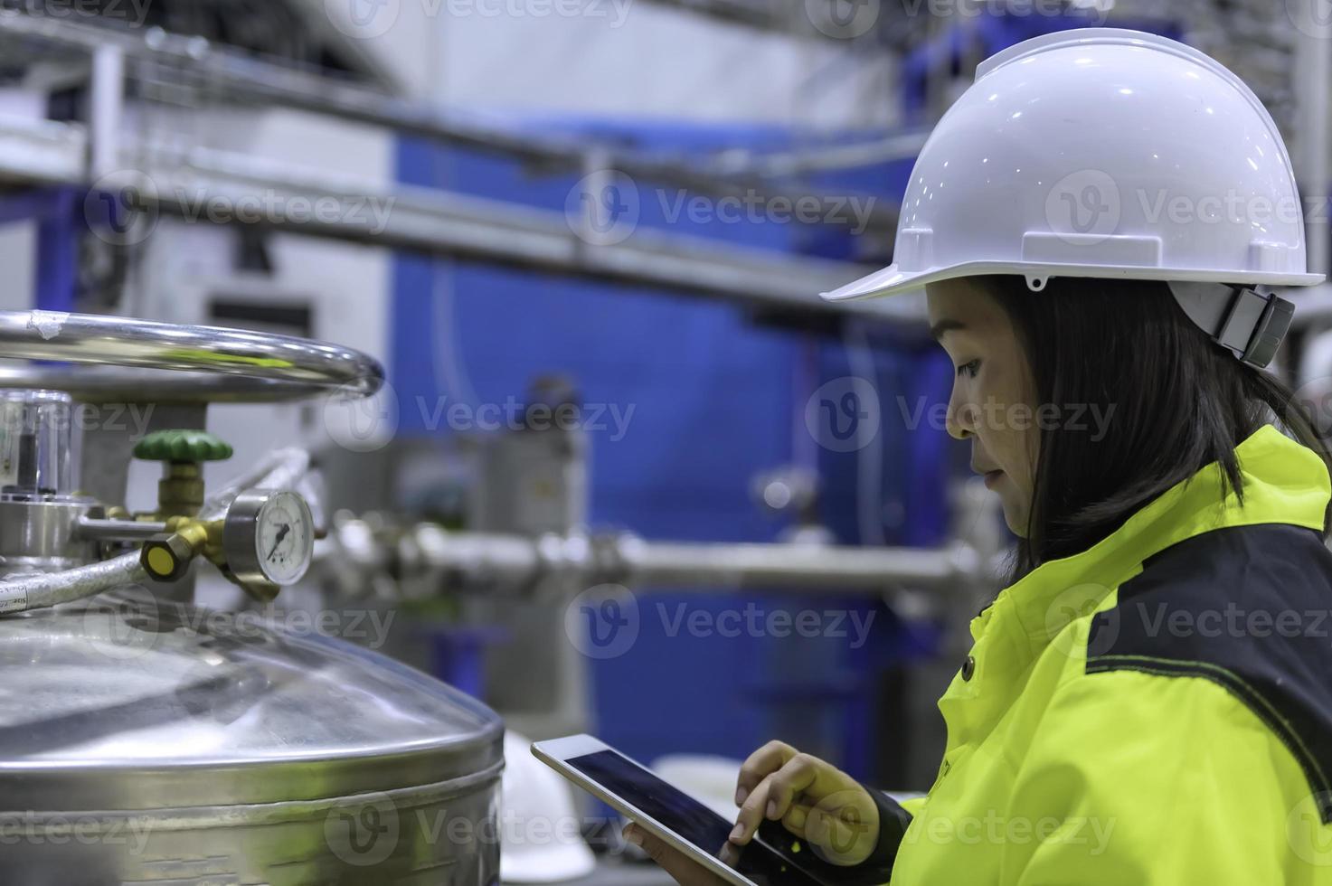 asiatico ingegnere Lavorando a operativo sala, Tailandia persone indossare casco lavoro, lui lavorato con diligenza e pazienza, lei verificato il valvola regolatore a il idrogeno cisterna. foto