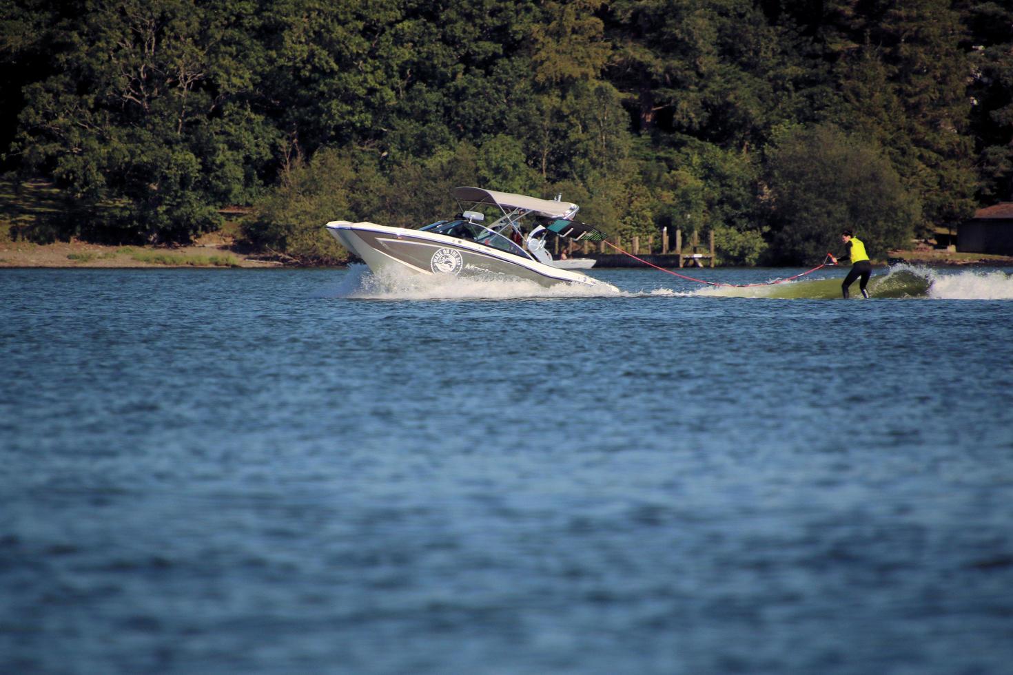 windermere nel il UK nel 2022. un' Visualizza di Barche su lago windermere foto