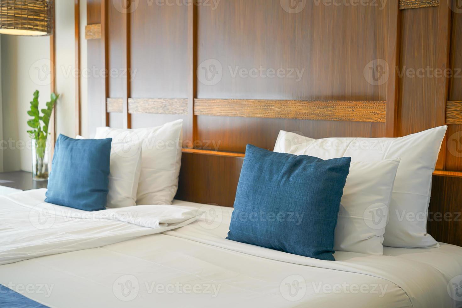 confortevole cuscini e bianca cuscini su letto foto
