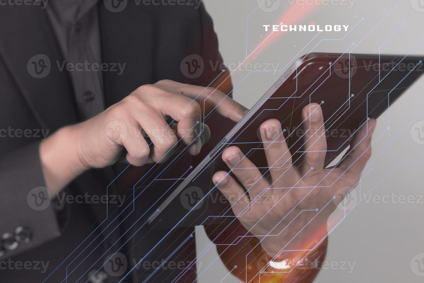 uomo d'affari toccante rubinetto e inteligente Telefono. attività commerciale uomo globale tecnologia e digitale marketing, finanziario e bancario, digitale collegamento tecnico. foto