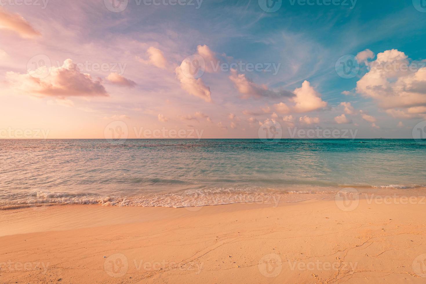 bellissimo Alba spiaggia. esotico drammatico riva onde su sabbia, mare superficie. avvicinamento tropicale mediterraneo sognare tramonto cielo. tranquillo, calmo tranquillo rilassare estate colorato nuvole. positivo energia meditazione foto