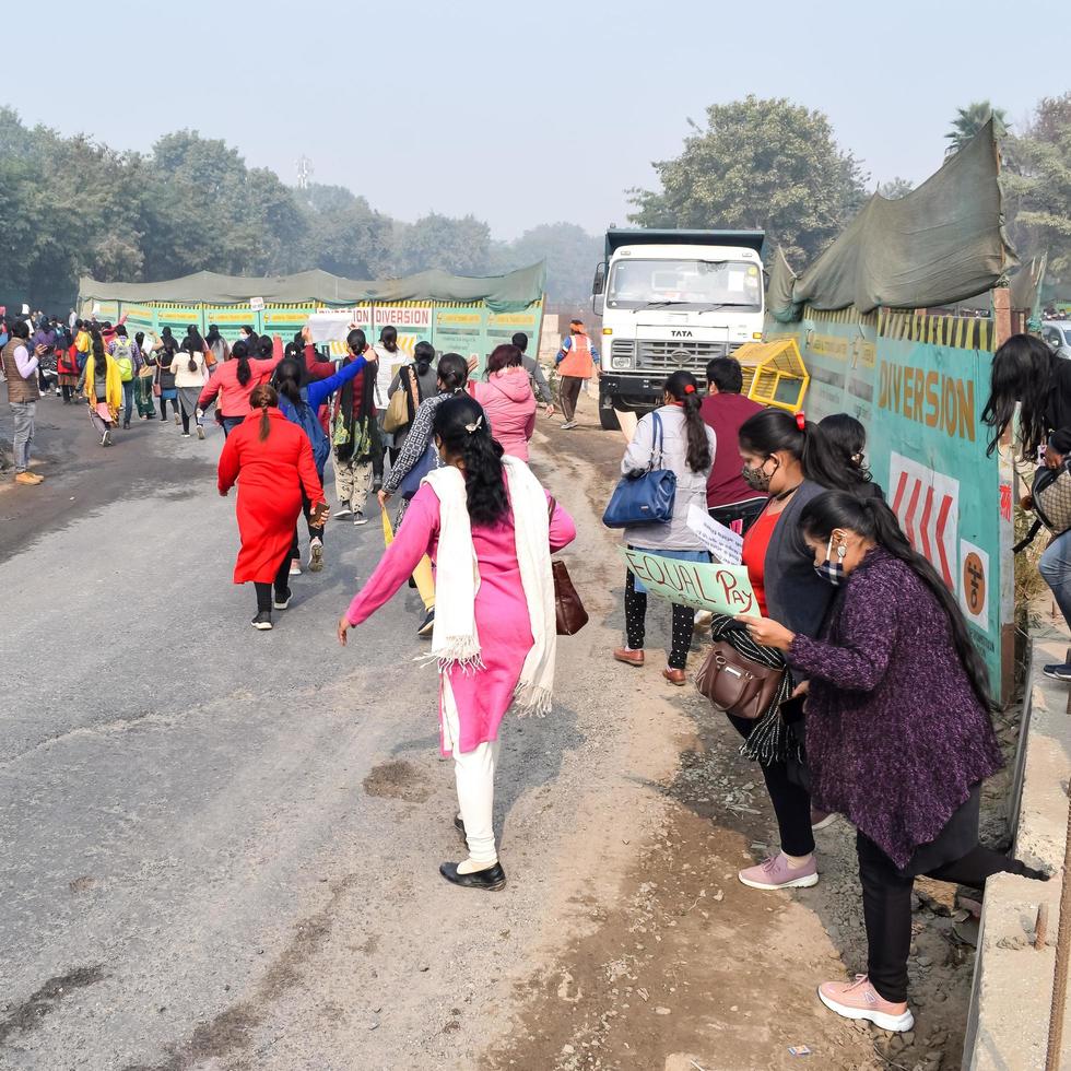 nuova delhi, india 25 dicembre 2021 - insegnanti ospiti contrattuali di delhi con manifesti, bandiere e graffiti che protestano contro il governo di delhi aap per aver adottato politiche, insegnanti ospiti di delhi che protestano foto