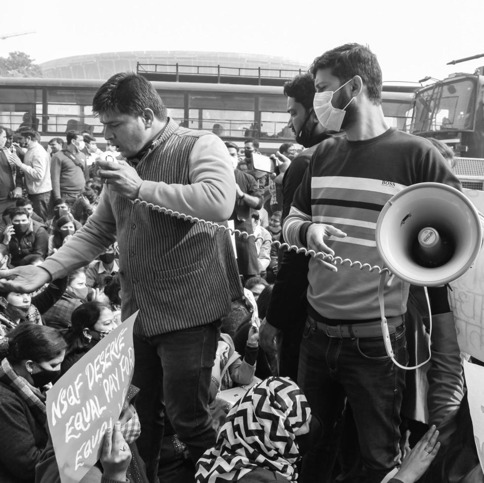 nuova delhi, india 25 dicembre 2021 - insegnanti ospiti contrattuali di delhi con manifesti, bandiere e graffiti che protestano contro il governo di delhi aap per aver adottato politiche, insegnanti ospiti di delhi che protestano foto