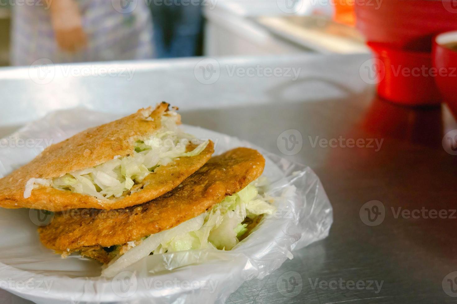 messicano cibo gordita fritte nel olio, di carne briciole e formaggio foto