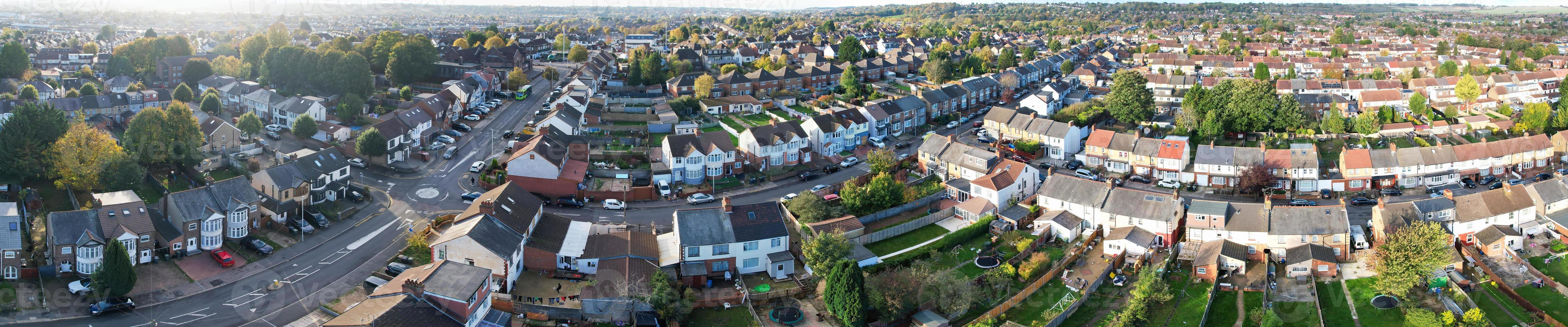 aereo Visualizza di Britannico Residenziale le case e case durante tramonto foto