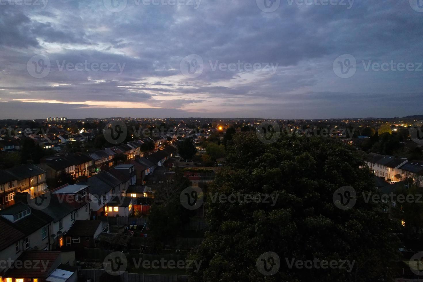 bellissimo aereo Visualizza di Britannico città e strade a notte. di droni alto angolo metraggio di illuminato Britannico cittadina foto