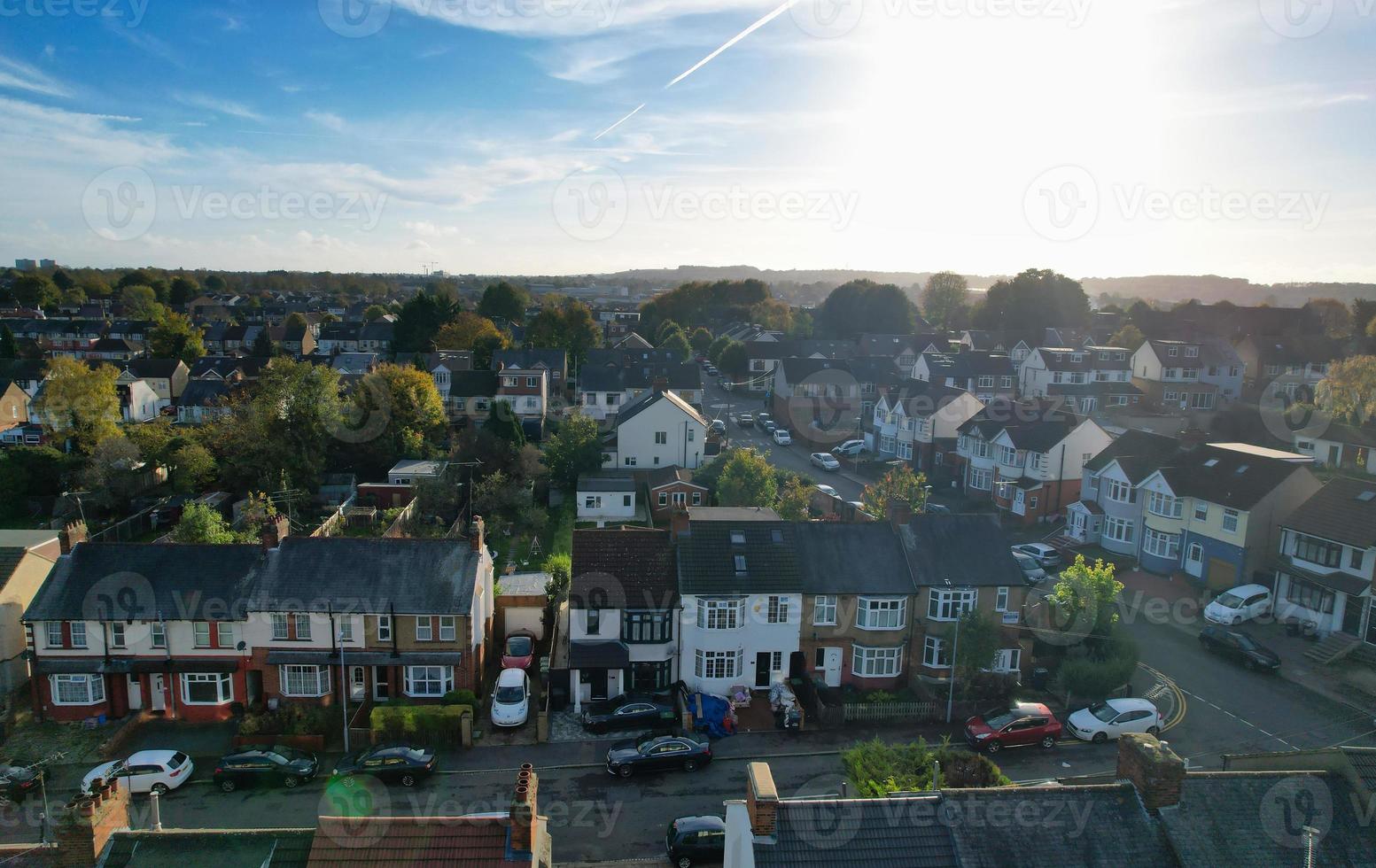 aereo Visualizza di Britannico Residenziale le case e case durante tramonto foto