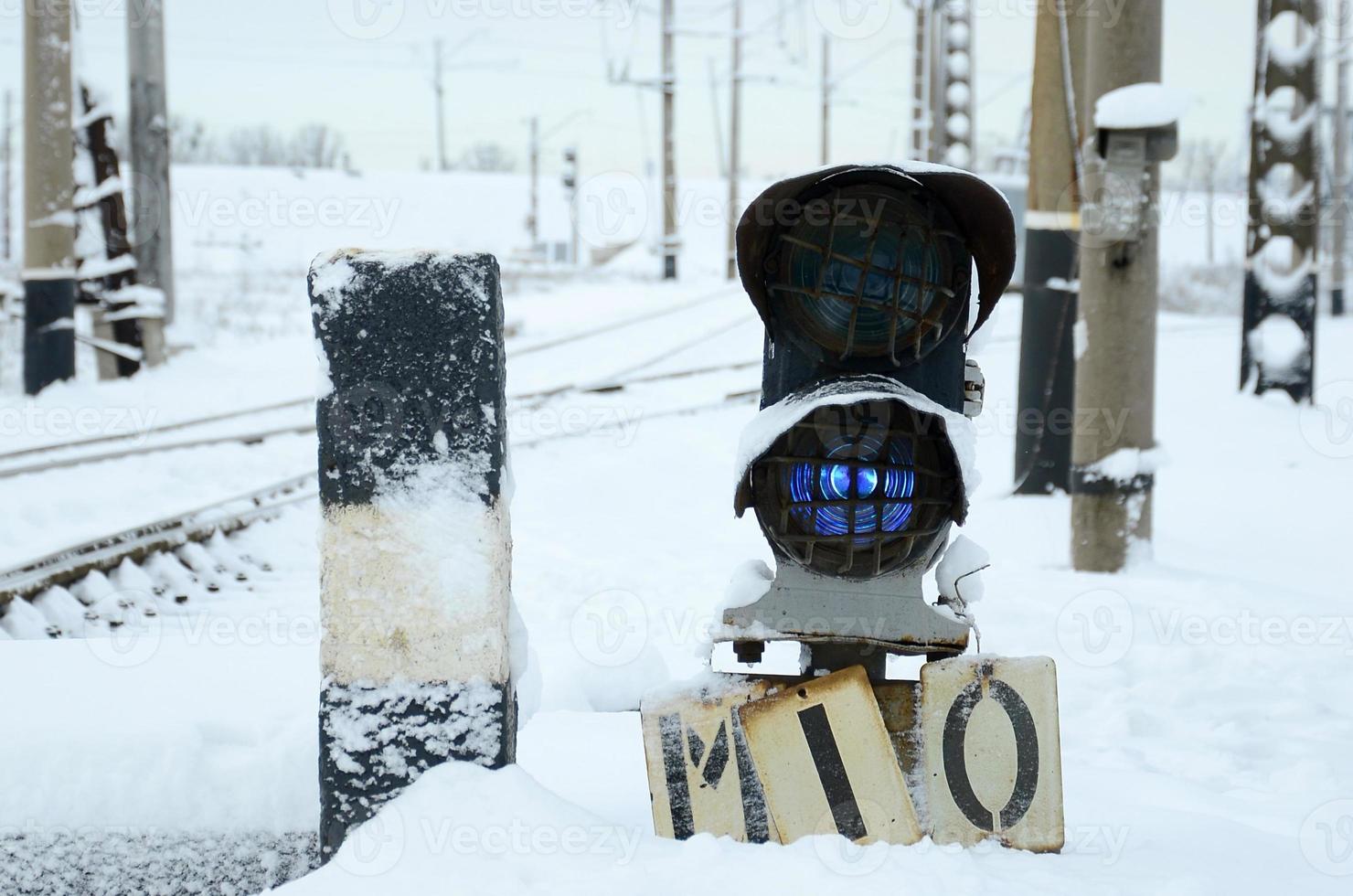 semaforo è collocato su il autostrada attraversamento il ferrovia linea nel inverno stagione foto