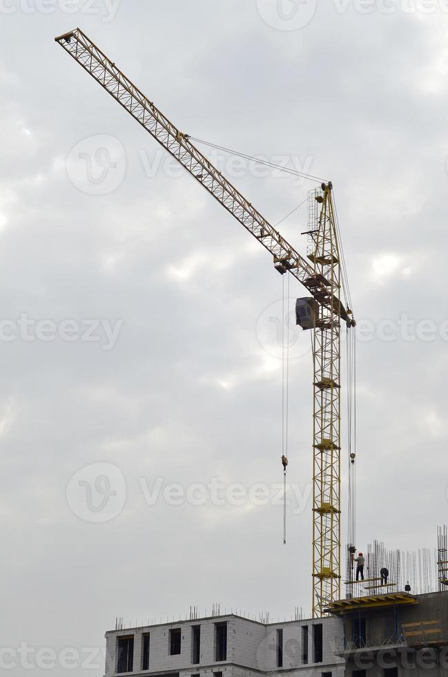 edificio in costruzione con gru foto