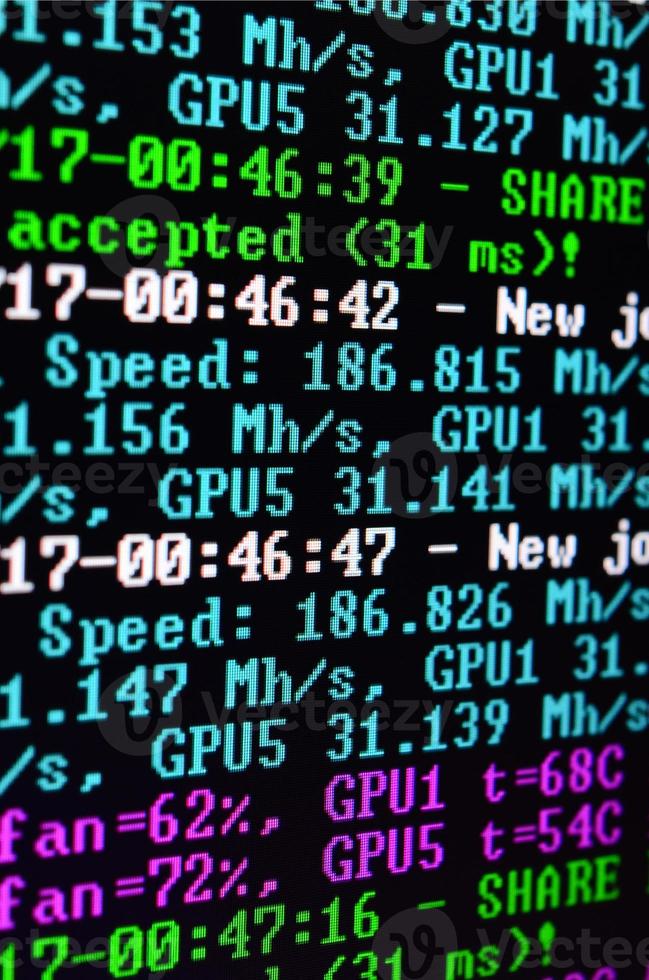 macro istantanea di il programma interfaccia per crypto moneta estrazione su il tenere sotto controllo di un ufficio computer. il concetto di estrazione bitcoin. il flusso di informazione stringhe e dati foto