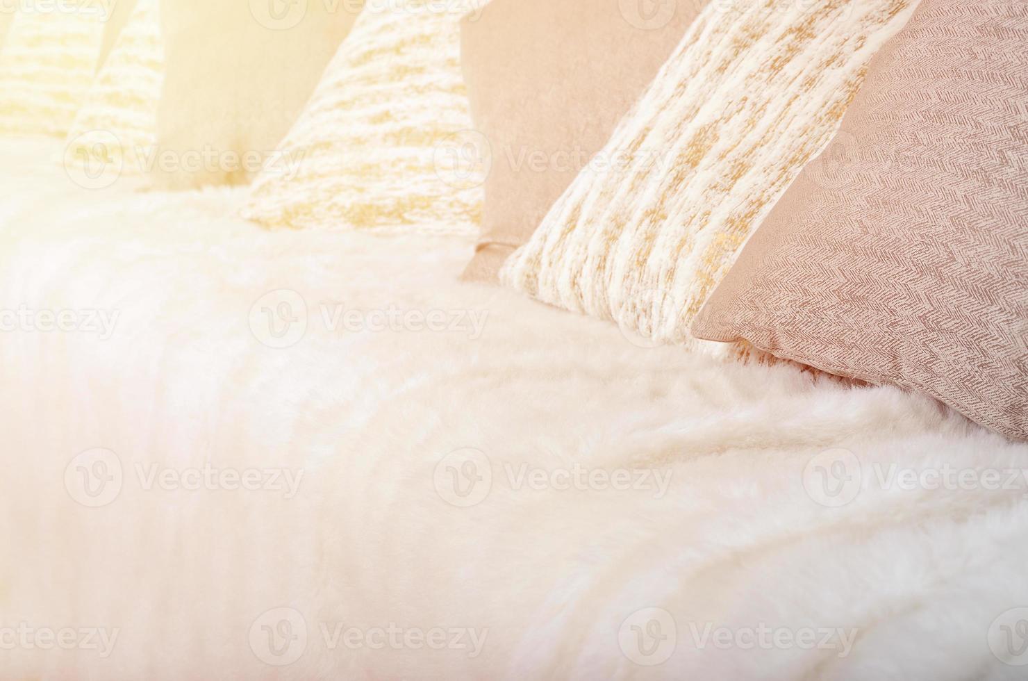 molti cuscini menzogna su il divano, quale è coperto con un' grande felpa velo foto